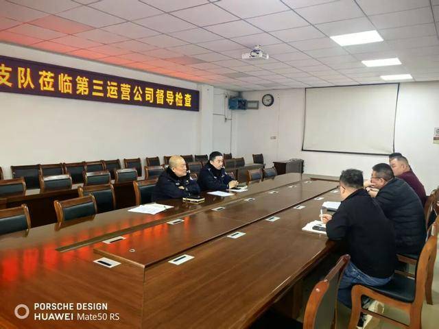 鄭州交警深入公交公司開(kāi)展教育培訓(xùn)活動(dòng)