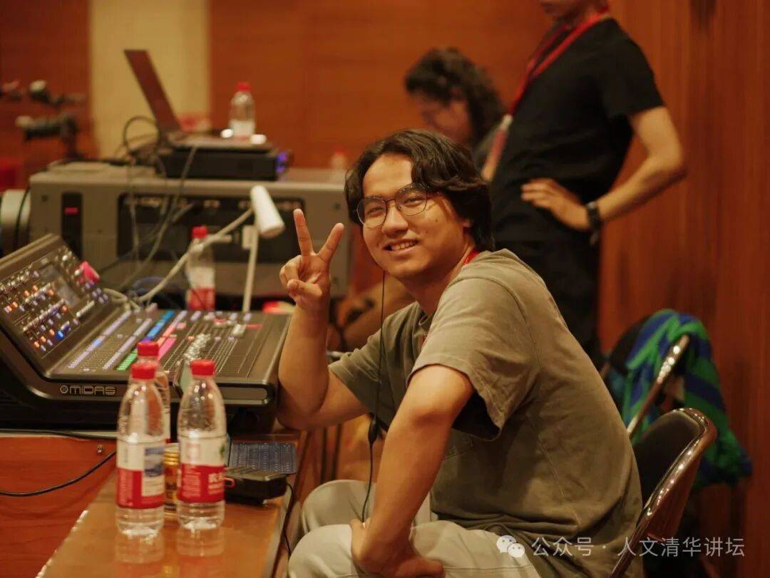 從經(jīng)管學(xué)院到哲學(xué)系：他在清華導(dǎo)演了13部戲劇