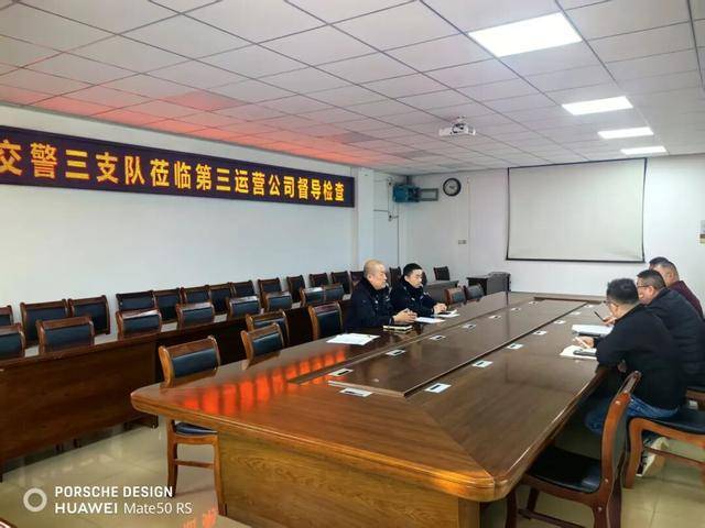 鄭州交警深入公交公司開(kāi)展教育培訓(xùn)活動(dòng)