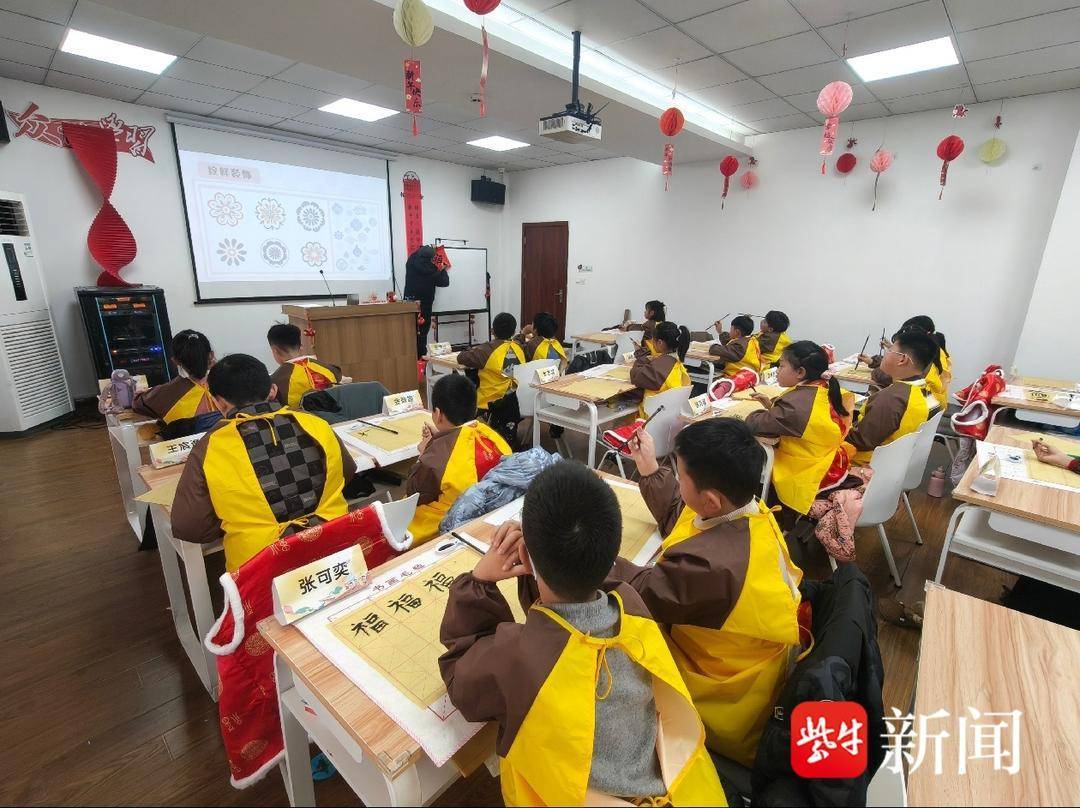 蘇州市相城區(qū)黃橋街道三角咀家園社區(qū)開展少兒書法活動(dòng)