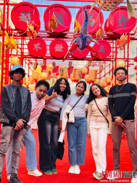 外國留學(xué)生走進(jìn)廈門中山路感受中國年味