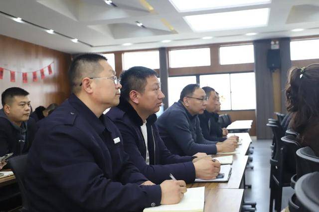 鄭州交警深入公交公司開(kāi)展教育培訓(xùn)活動(dòng)