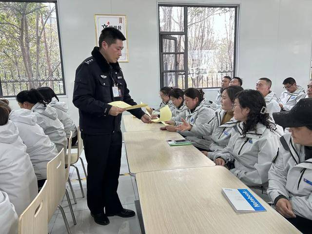 鄭州交警深入公交公司開(kāi)展教育培訓(xùn)活動(dòng)