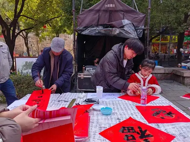 云巖區(qū)圖書館舉辦“書香大拜年”春節(jié)活動