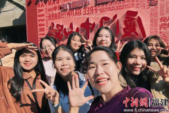 外國留學(xué)生走進(jìn)廈門中山路感受中國年味