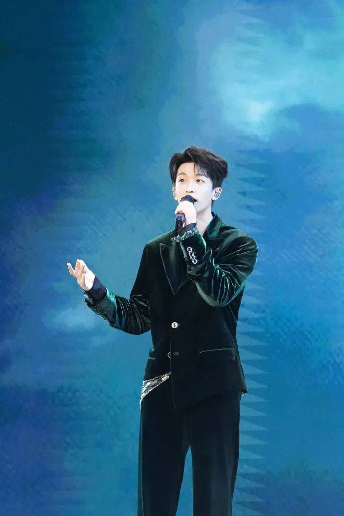 黃子弘凡父親、四川師范大學(xué)教授黃金中被曝“涉嫌以留學(xué)保錄名義詐騙學(xué)生”，最新回應(yīng)