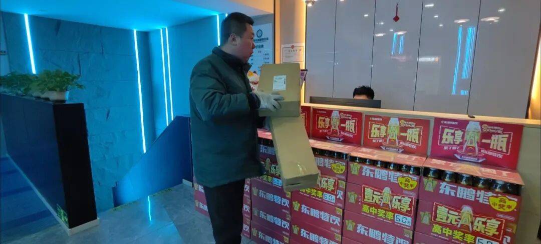 【2026新春走基層】凌晨5點(diǎn)起床，深夜10點(diǎn)回家｜快遞小哥王飛：我送的不只是快遞，更是新春里的安心