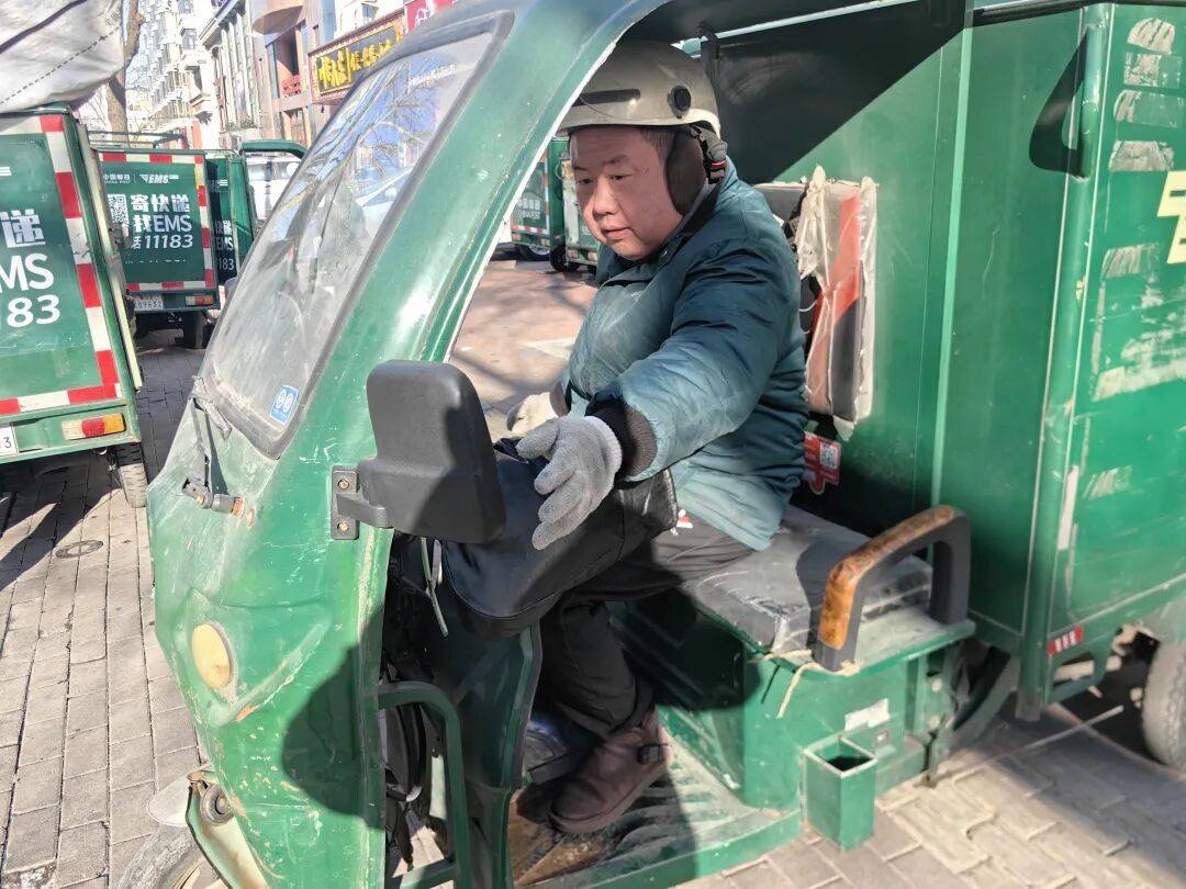 【2026新春走基層】凌晨5點(diǎn)起床，深夜10點(diǎn)回家｜快遞小哥王飛：我送的不只是快遞，更是新春里的安心