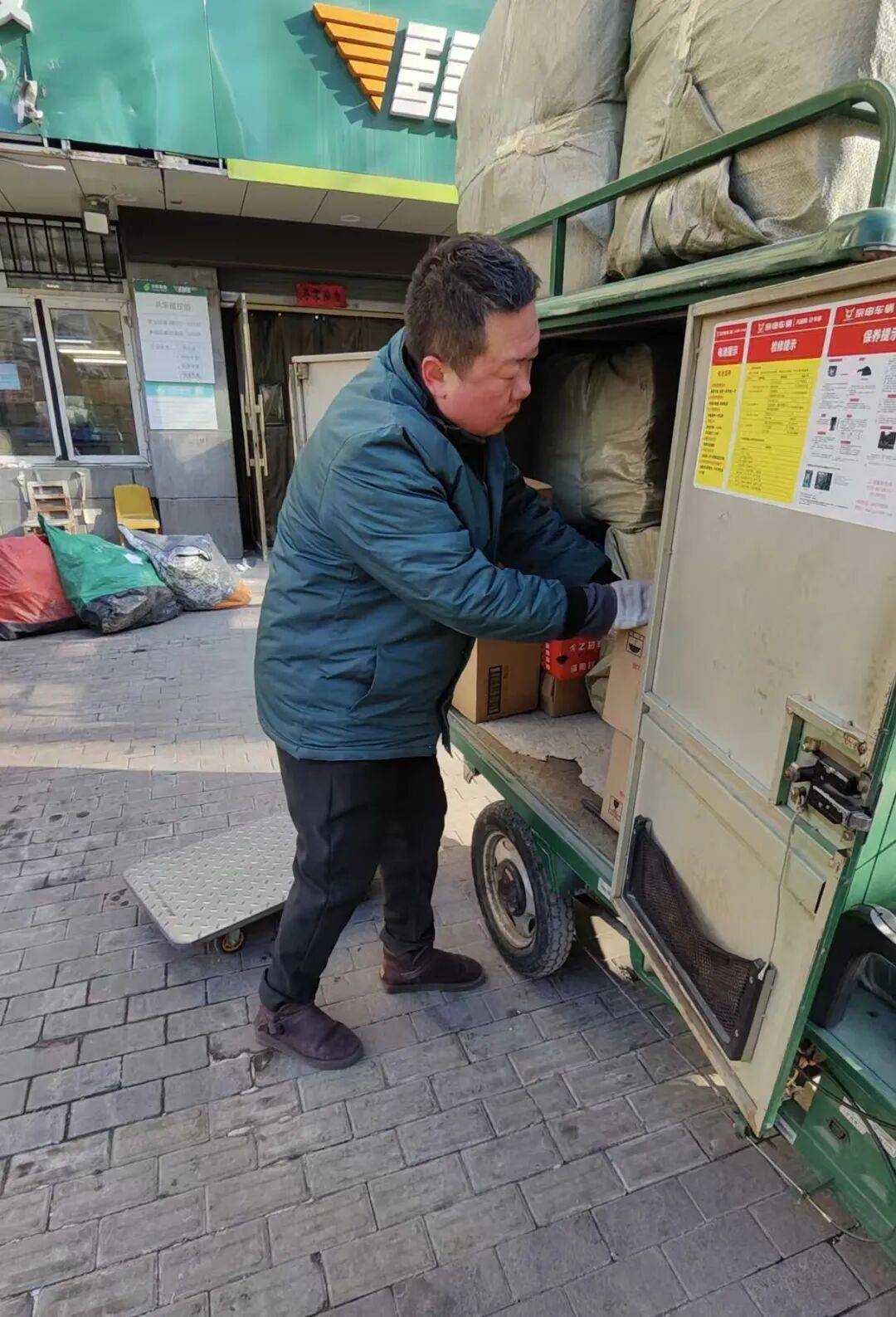 【2026新春走基層】凌晨5點(diǎn)起床，深夜10點(diǎn)回家｜快遞小哥王飛：我送的不只是快遞，更是新春里的安心