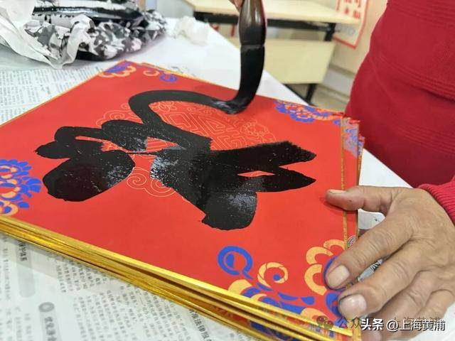 書法家攜馬年福字，赴一場鄰里新春之約