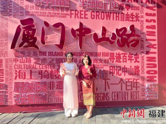 外國留學(xué)生走進(jìn)廈門中山路感受中國年味