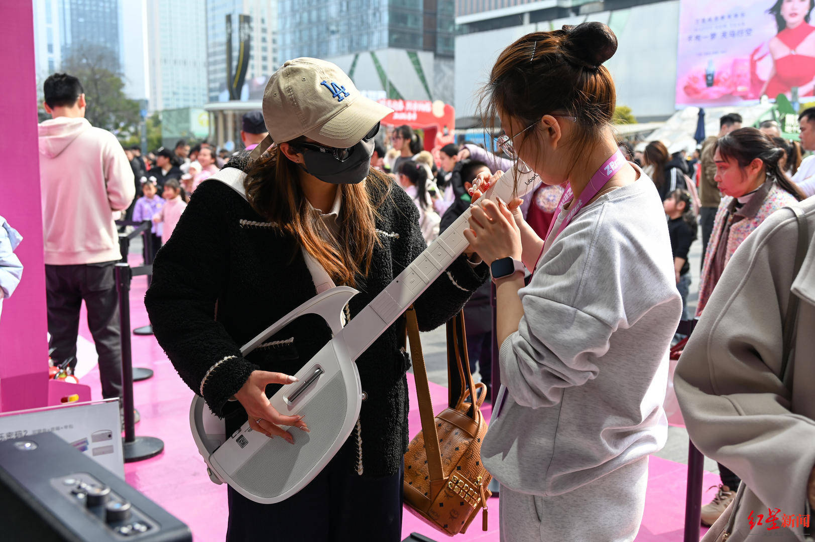 無弦吉他、智能炒菜機(jī)……AI黑科技新春派對在成都春熙路廣場啟幕