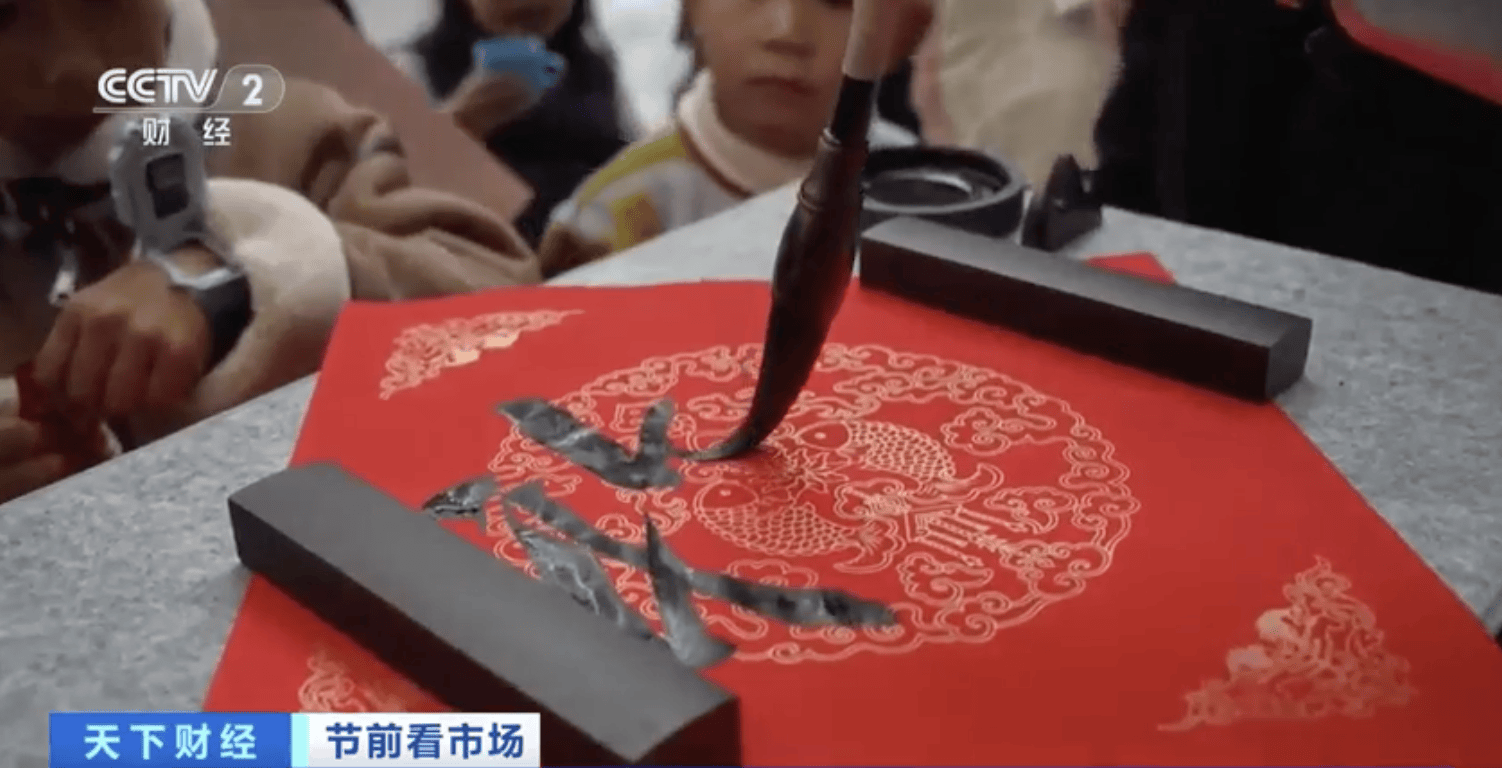 機器人“入職”商場當導購！科技點亮新春購物體驗