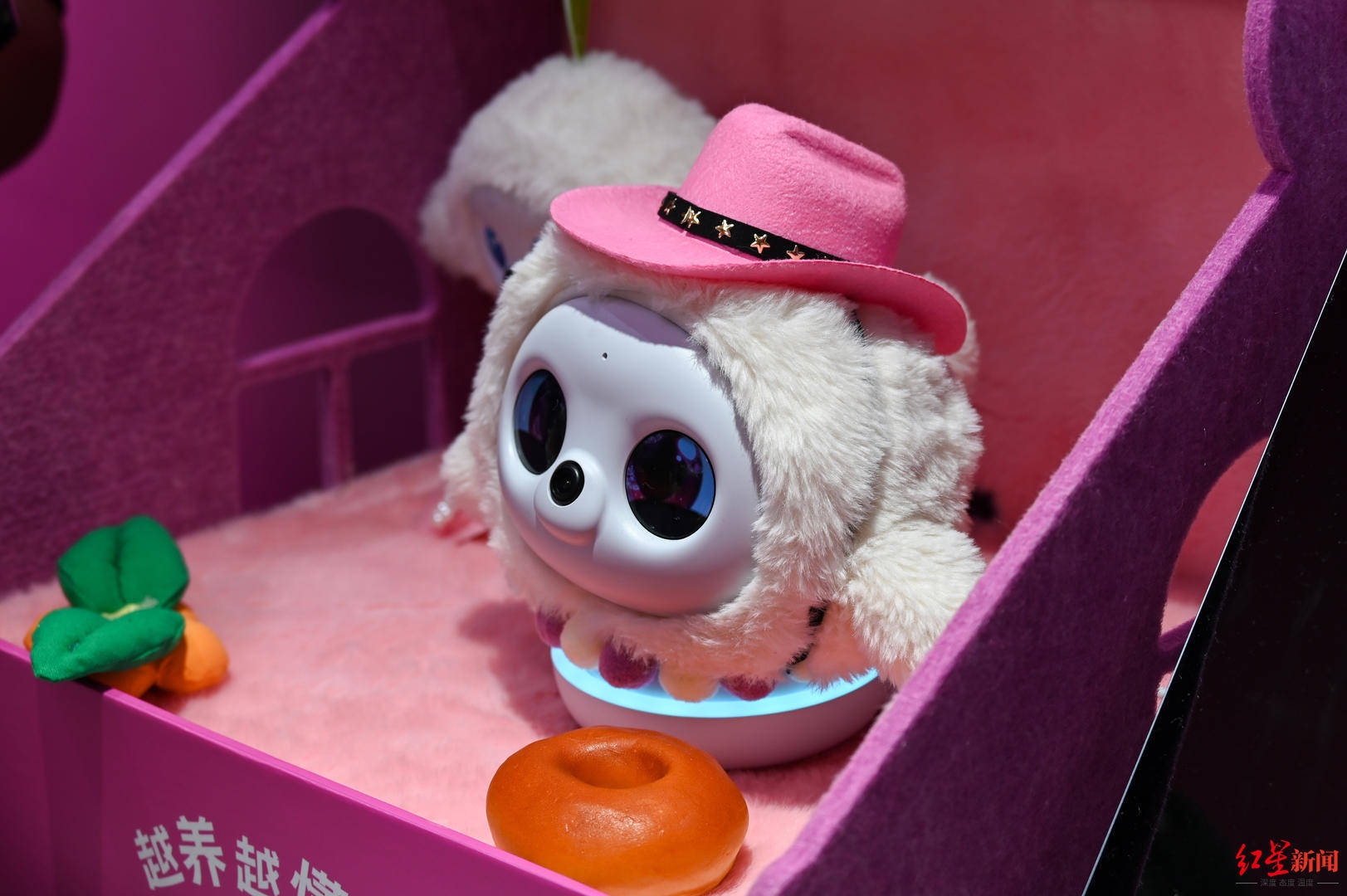 無弦吉他、智能炒菜機(jī)……AI黑科技新春派對在成都春熙路廣場啟幕