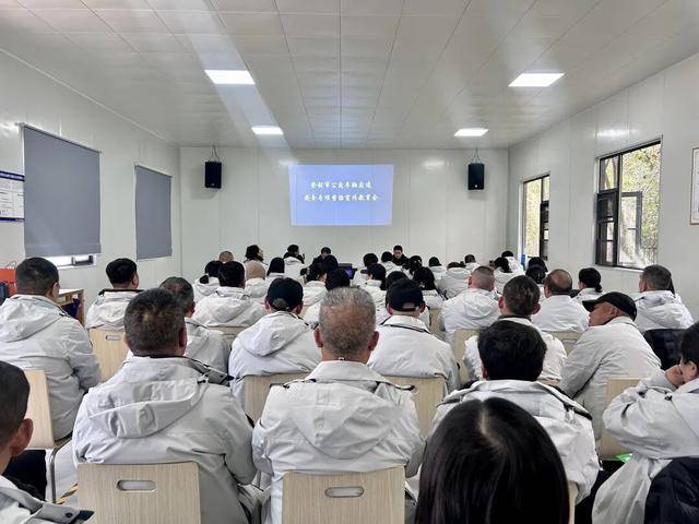 鄭州交警深入公交公司開(kāi)展教育培訓(xùn)活動(dòng)