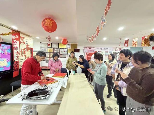 書法家攜馬年福字，赴一場鄰里新春之約