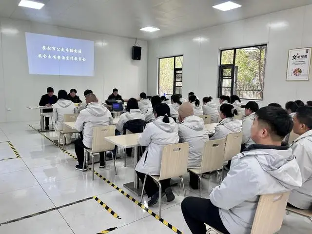 鄭州交警深入公交公司開(kāi)展教育培訓(xùn)活動(dòng)