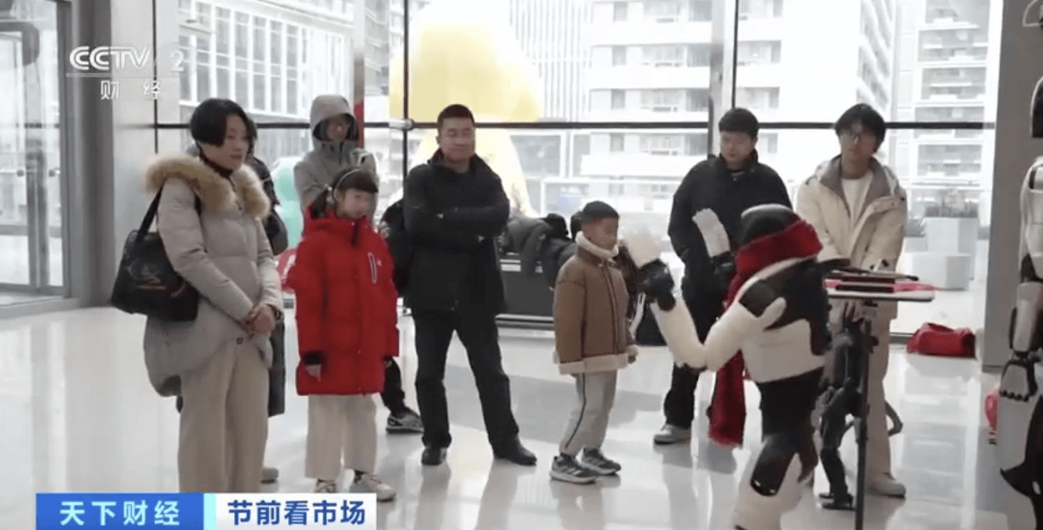 機器人“入職”商場當導購！科技點亮新春購物體驗