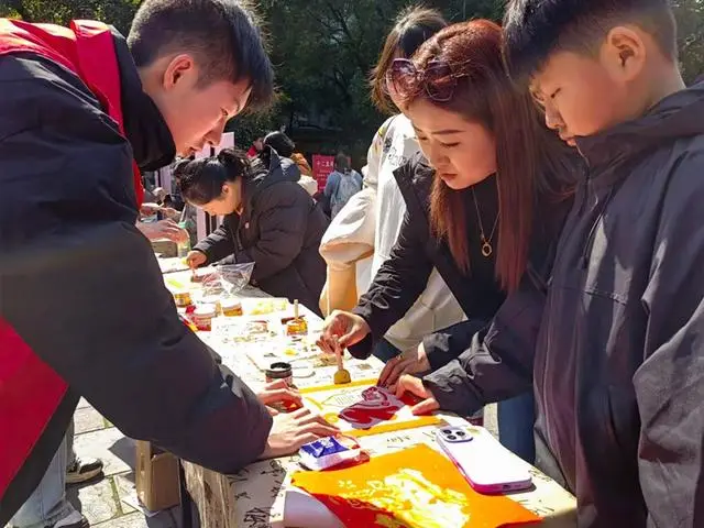 云巖區(qū)圖書館舉辦“書香大拜年”春節(jié)活動