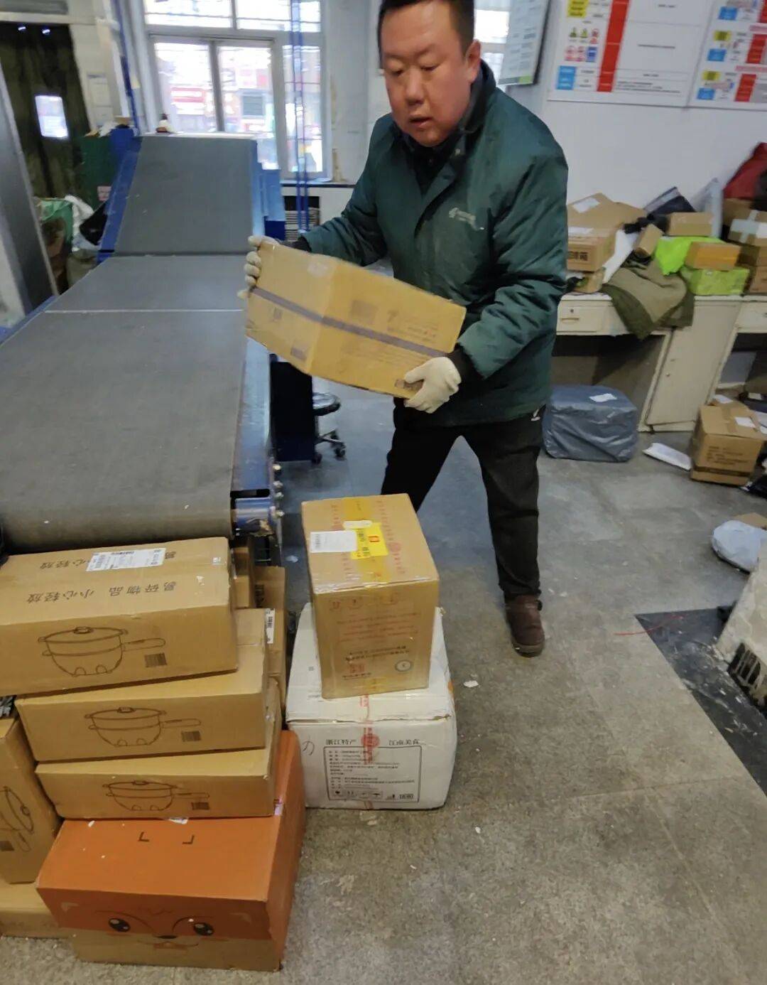 【2026新春走基層】凌晨5點(diǎn)起床，深夜10點(diǎn)回家｜快遞小哥王飛：我送的不只是快遞，更是新春里的安心