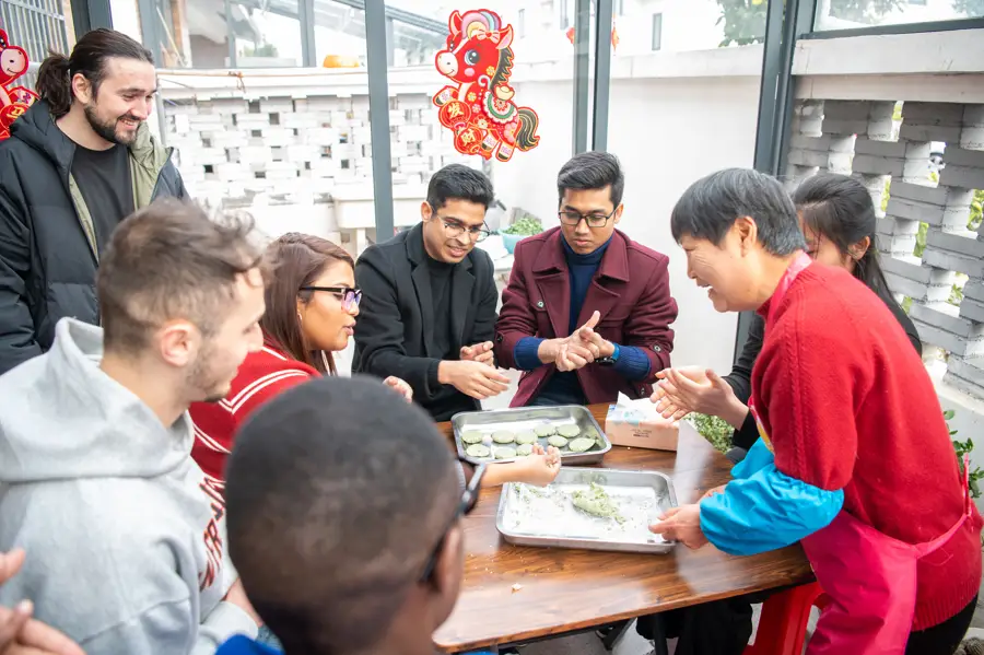 “在這里感受到家的溫暖”，超50位留學(xué)生在漕涇水庫村“沉浸式”過大年