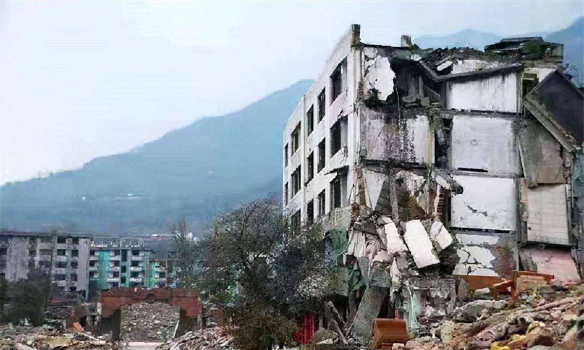 原創(chuàng)汶川地震中他被軍人救出，多年后他研究生入伍圓夢軍營