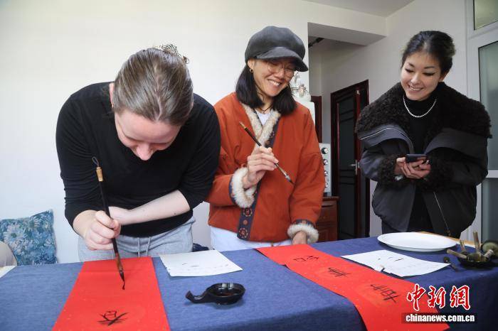 （新春走基層）寫春聯(lián) 拓福字 青海西寧外國留學(xué)生體驗“中國年味”