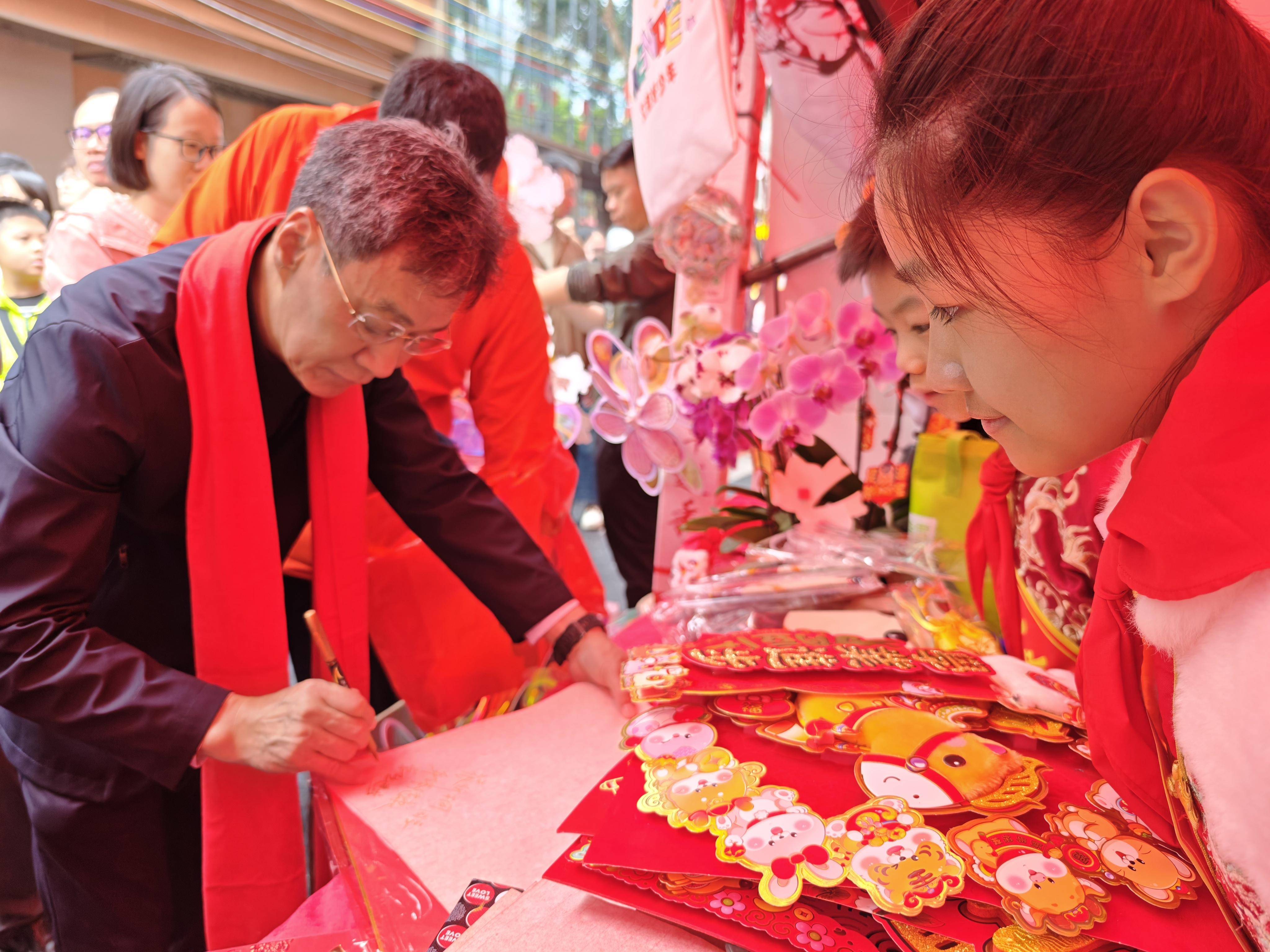 厚德潤心，岐黃送福！文德路小學(xué)西湖花市愛心義賣活動