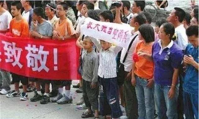 原創(chuàng)汶川地震中他被軍人救出，多年后他研究生入伍圓夢軍營