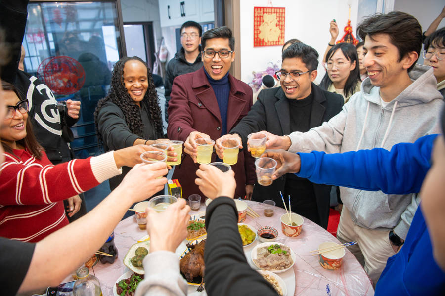 “在這里感受到家的溫暖”，超50位留學(xué)生在漕涇水庫(kù)村“沉浸式”過(guò)大年