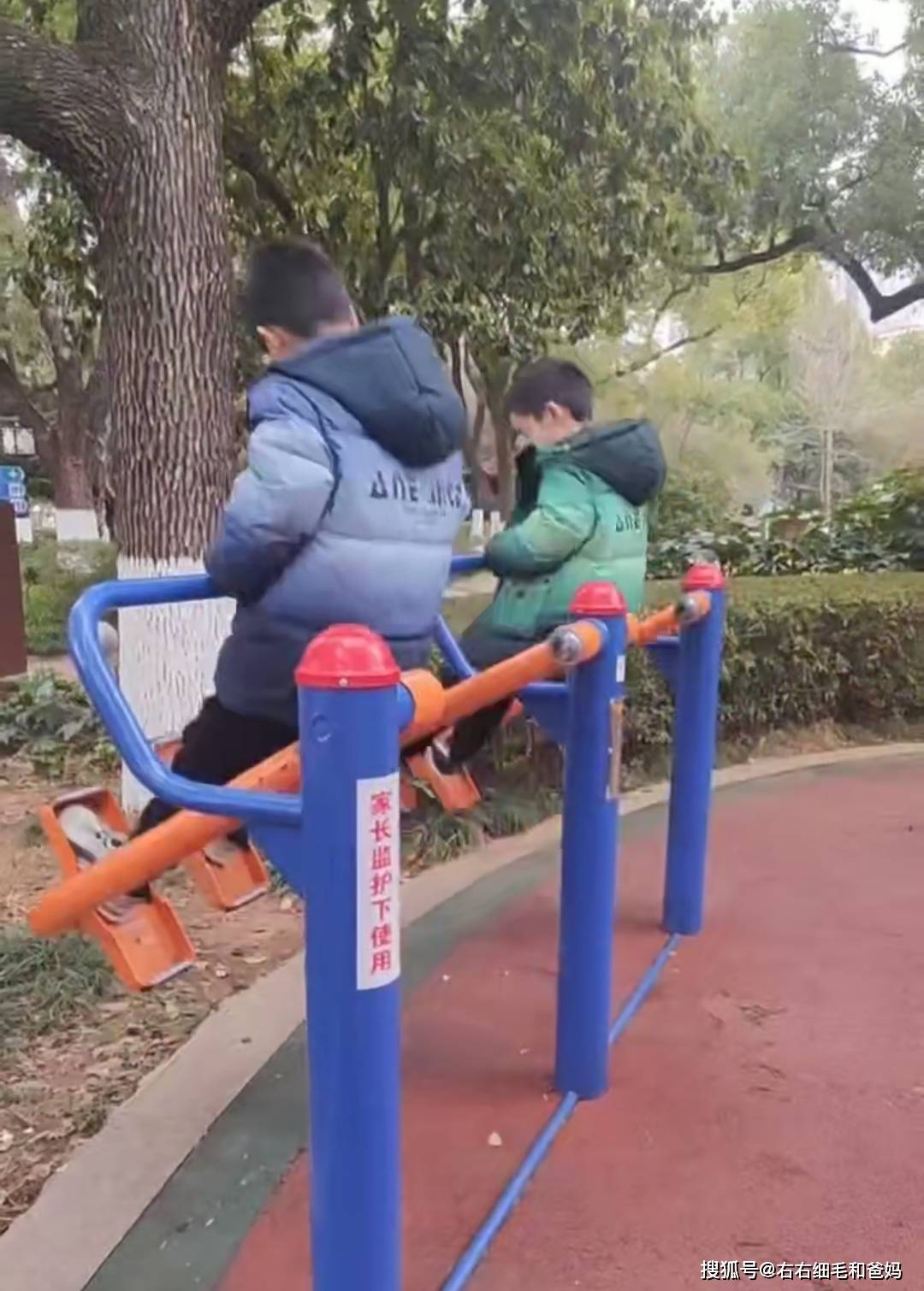 原創(chuàng)跑錯(cuò)方向的“搶跑”教育：公園里、公車上，被“逼”學(xué)習(xí)的5歲娃
