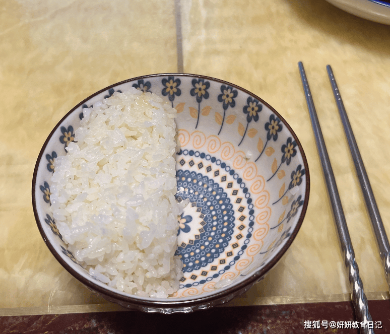 原創(chuàng)“大學(xué)生連雞都不會切”，家長曬只剩下半身的烤雞：無法正常交流