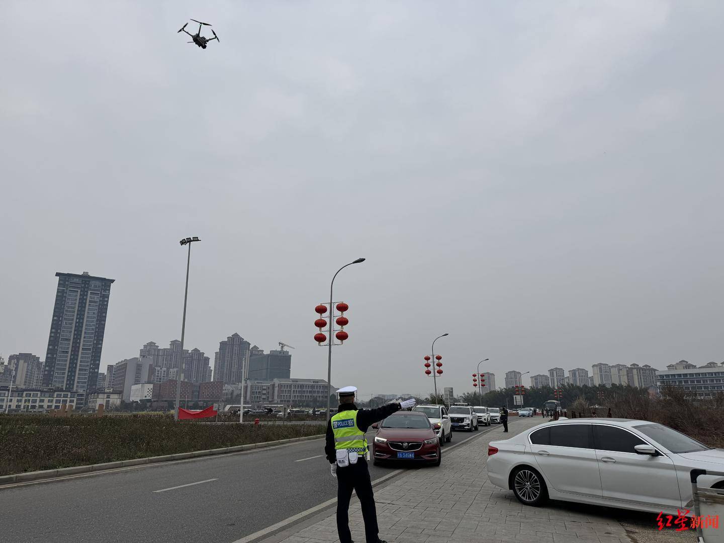 成都交警戴上高科技眼鏡：景區(qū)車(chē)輛有沒(méi)預(yù)約，一眼就能識(shí)別！