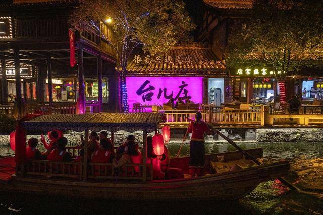 過年就來臺兒莊，全國在校大學生、18歲以下未成年人，門票免費！