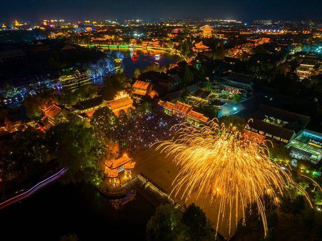 過年就來臺兒莊，全國在校大學生、18歲以下未成年人，門票免費！