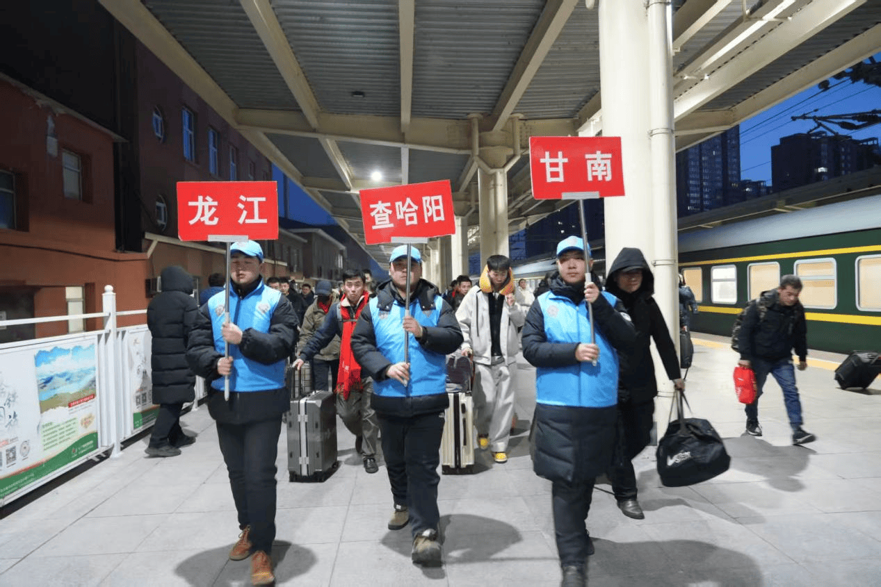 齊齊哈爾站公鐵聯(lián)運幫務(wù)工人員快速回村