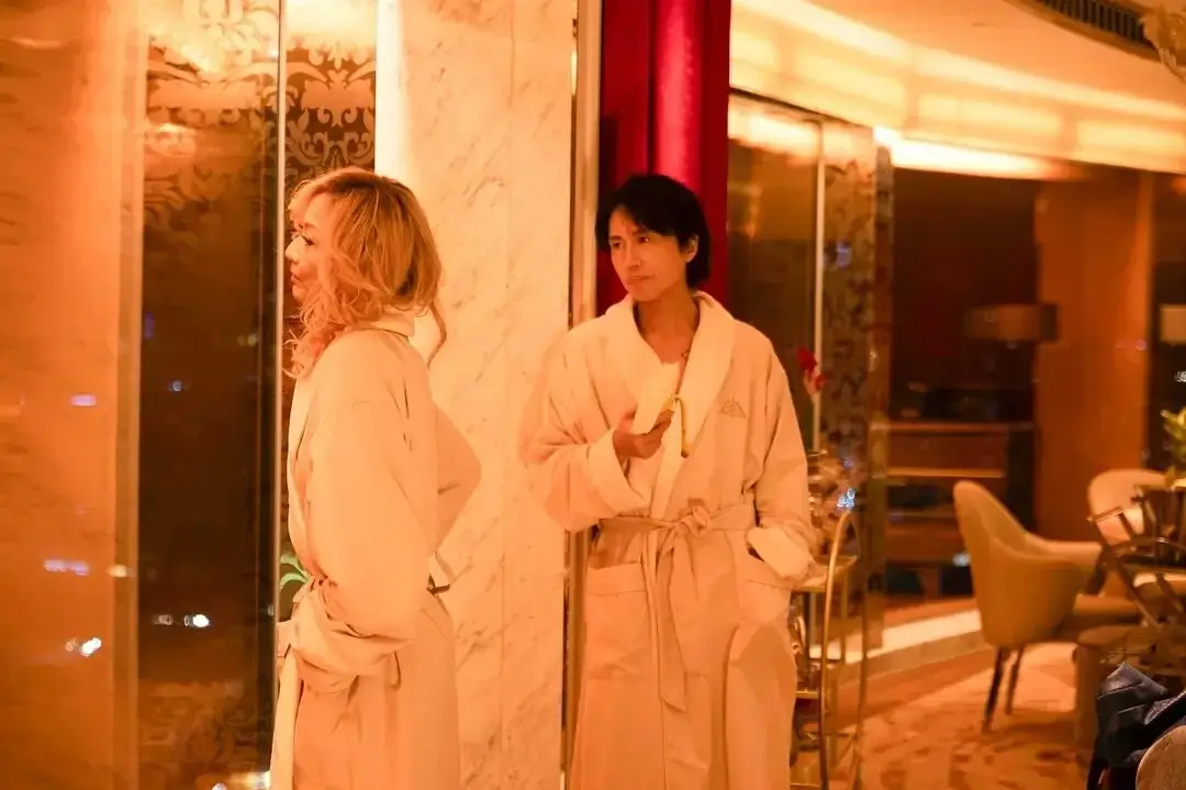 原創(chuàng)黃子華鄭秀文《夜王》被贊臉都笑抽了！但女性角色爭(zhēng)議大