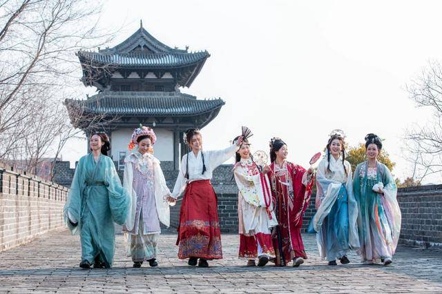 過年就來臺兒莊，全國在校大學生、18歲以下未成年人，門票免費！