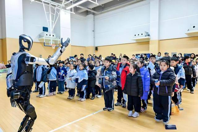 當(dāng)機(jī)器人成各路春晚“新寵”，租賃模式升級