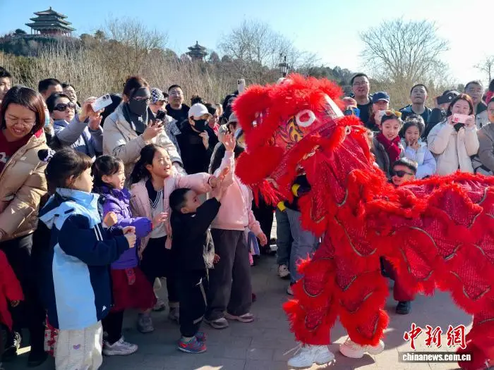 （新春走基層）傳統(tǒng)年俗融合科技體驗 北京景山公園春節(jié)活動開啟