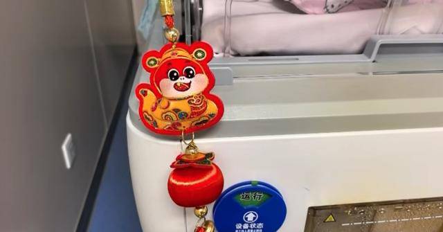 新春走基層｜NICU里的特殊春節(jié)，北京大學(xué)人民醫(yī)院青島醫(yī)院床旁探視守護(hù)早產(chǎn)小天使