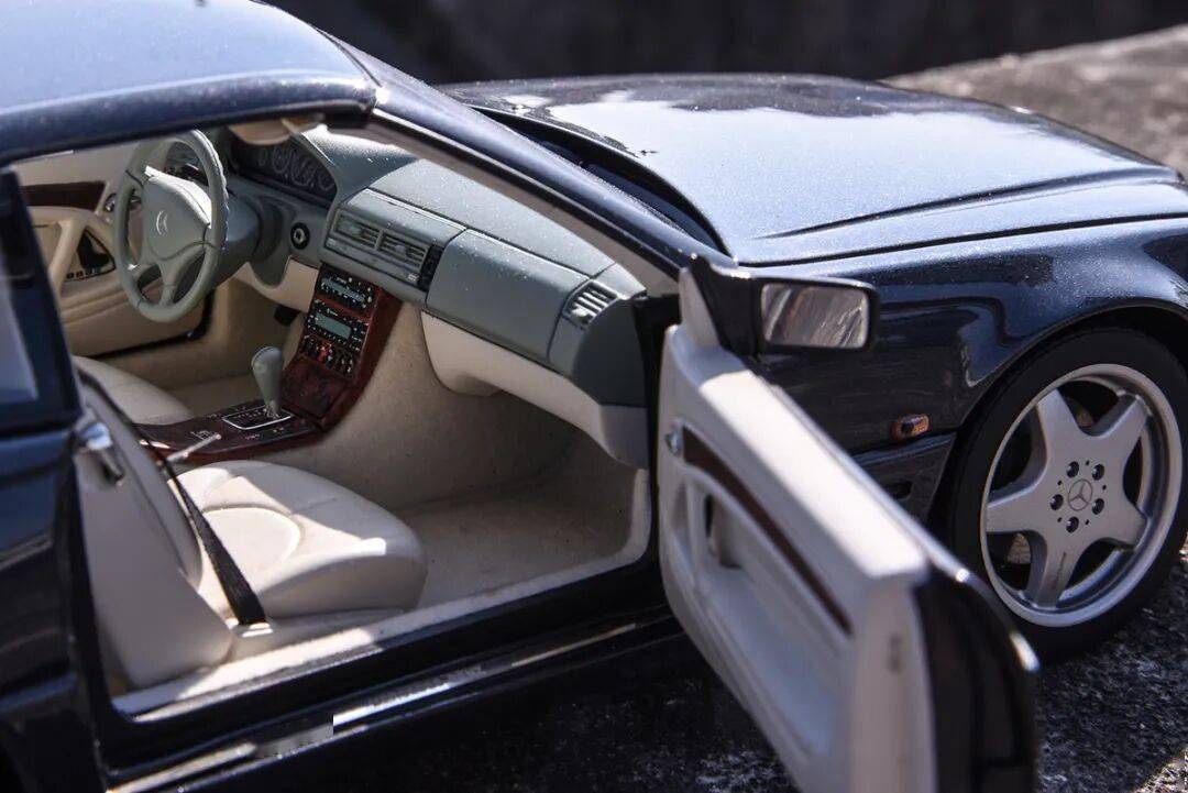 祝各位輪語人，新年越來越帥，荷包越來越厚，收藏越來越有品味！