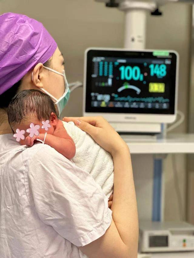 新春走基層｜NICU里的特殊春節(jié)，北京大學(xué)人民醫(yī)院青島醫(yī)院床旁探視守護(hù)早產(chǎn)小天使