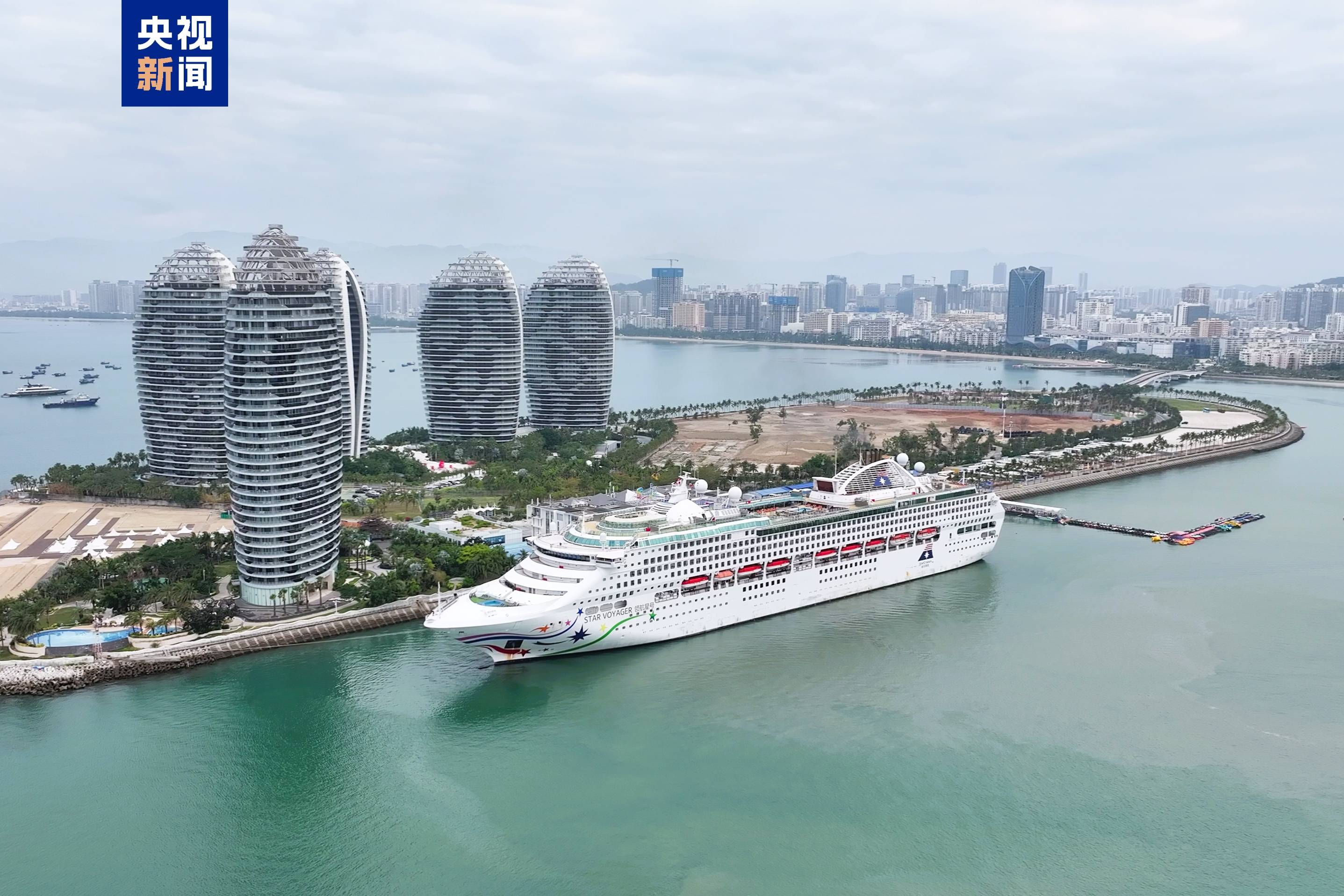 “領(lǐng)航星”號郵輪新春駛進三亞 海南跨境旅游迎來“開門紅”