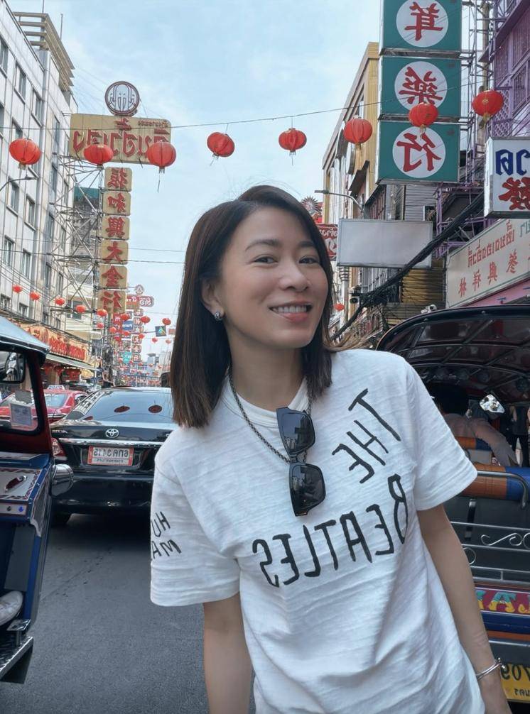 原創(chuàng)佘詩(shī)曼陪家人出國(guó)旅游，45歲弟弟罕露臉有型有款，姐弟倆長(zhǎng)得不像