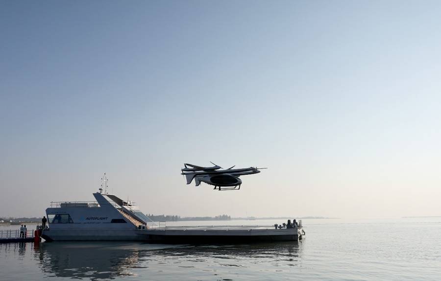 全球首個(gè)eVTOL水上機(jī)場(chǎng)亮相春晚，成為迪麗熱巴舞蹈表演的“專屬舞臺(tái)”