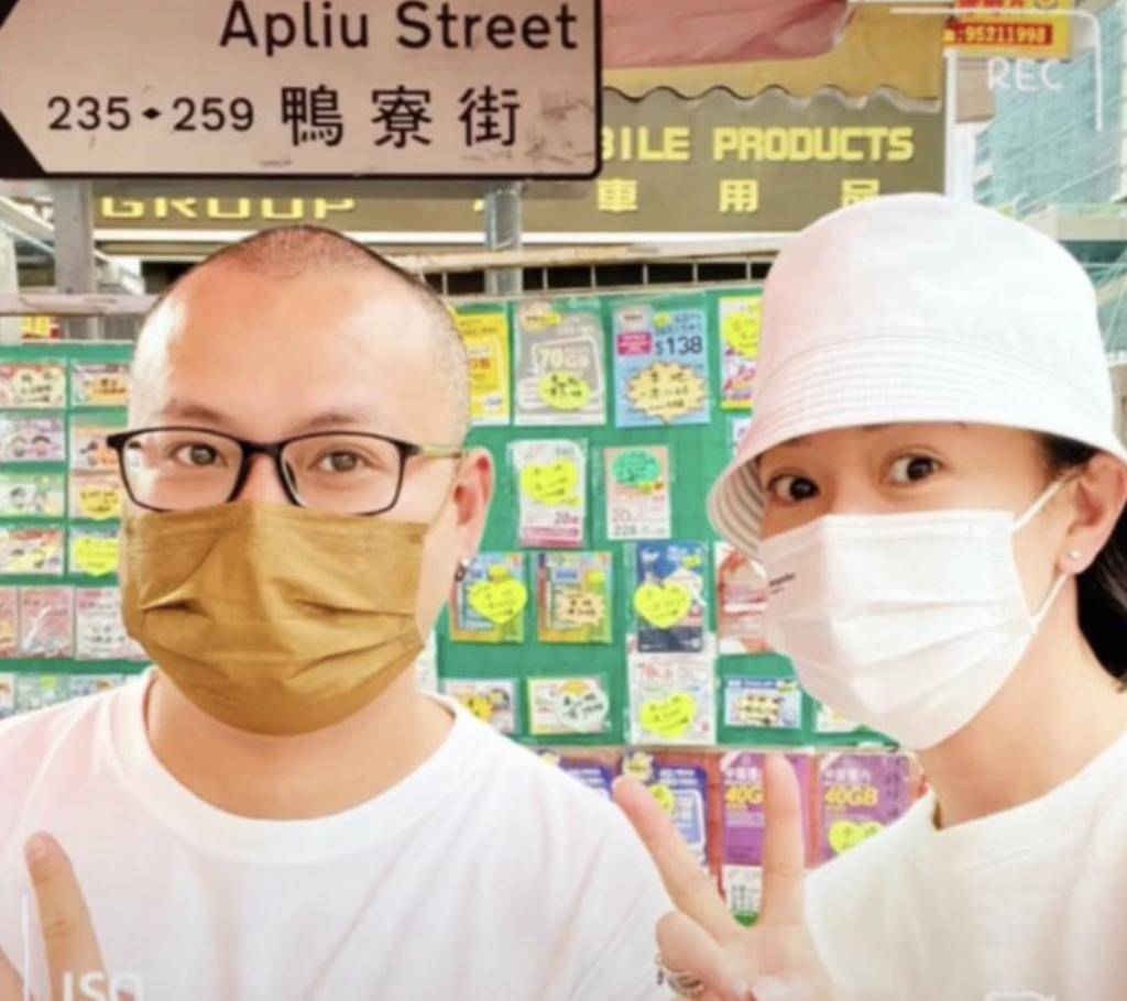 原創(chuàng)佘詩(shī)曼陪家人出國(guó)旅游，45歲弟弟罕露臉有型有款，姐弟倆長(zhǎng)得不像