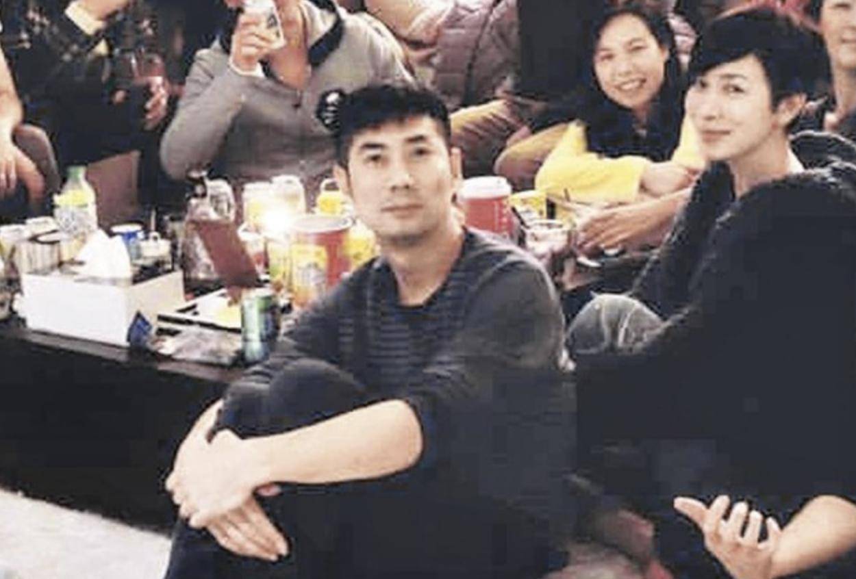 原創(chuàng)佘詩(shī)曼陪家人出國(guó)旅游，45歲弟弟罕露臉有型有款，姐弟倆長(zhǎng)得不像