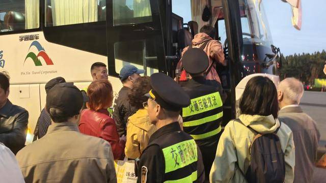 一旅游大巴除夕滯留高速，廈門多部門快速聯(lián)動安全轉運游客