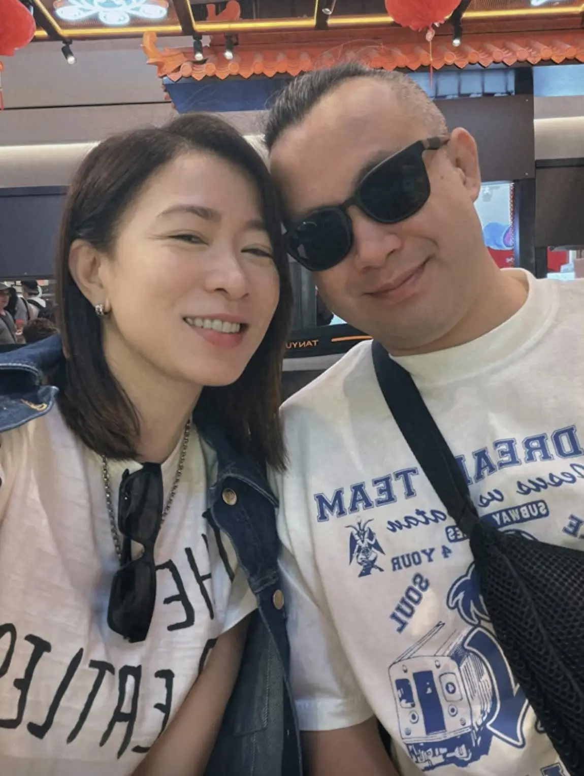 原創(chuàng)佘詩曼陪家人出國旅游，45歲弟弟罕露臉有型有款，姐弟倆長得不像